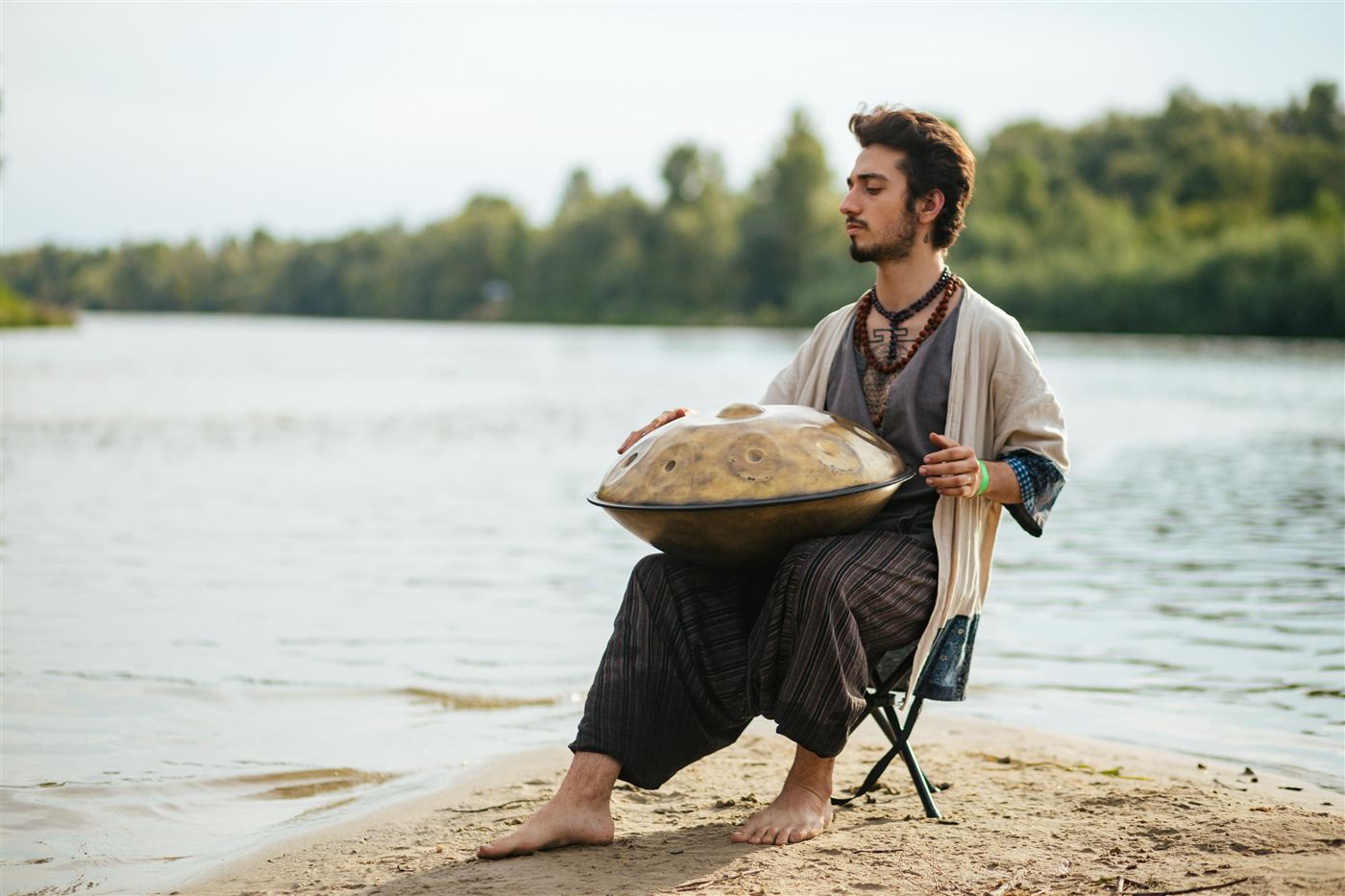 Artemiy Starod playing handpan